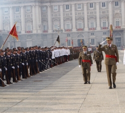 Don Felipe pasa revista a las unidades participantes en la parada militar